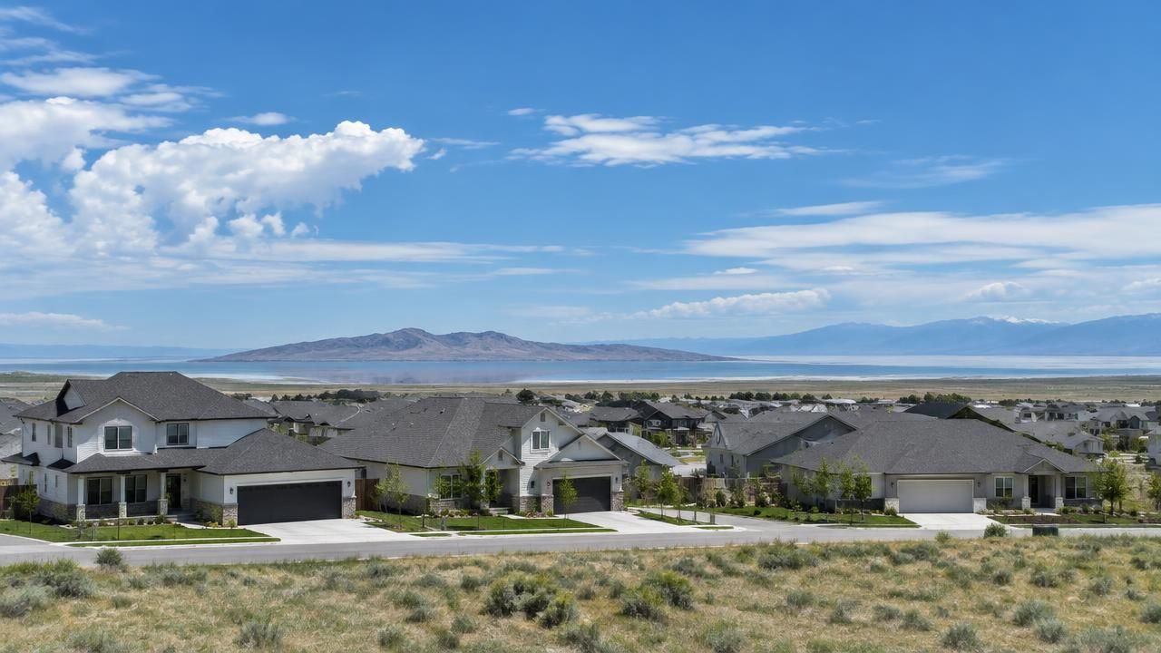 Homes and rooftops in Syracuse, Utah